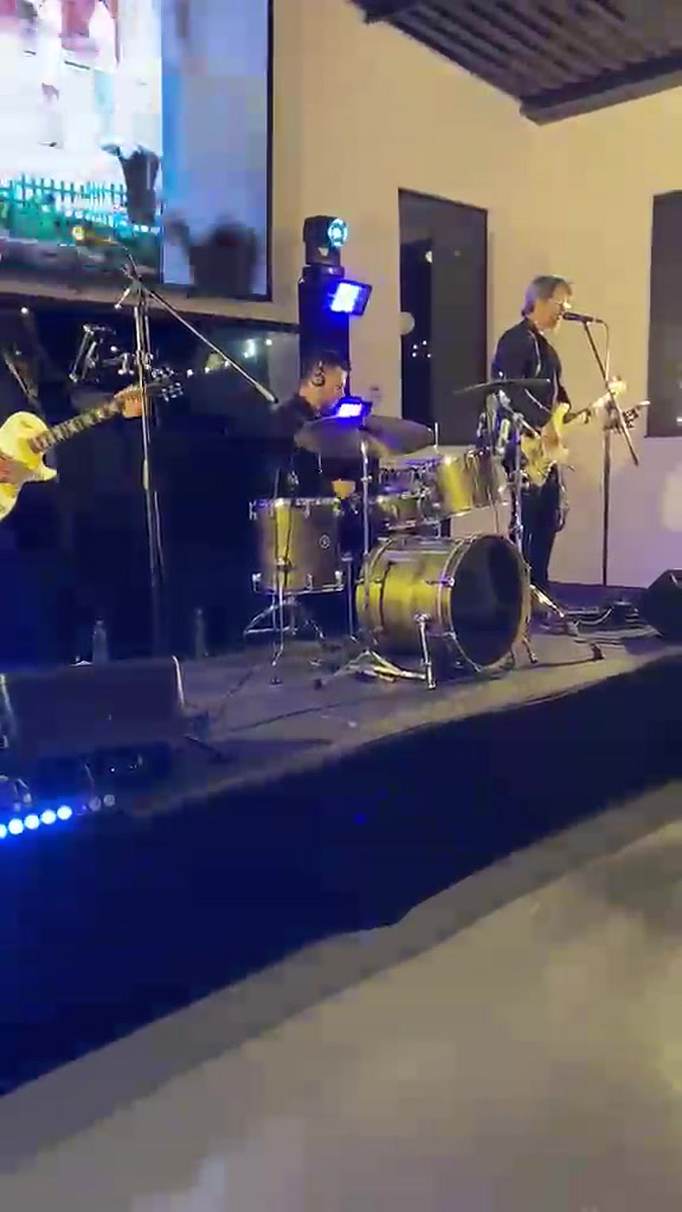 Carbono 42 tocando em evento